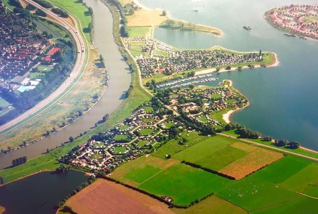 Vakantiehuis Met Vijverzicht Lathum Exteriör bild